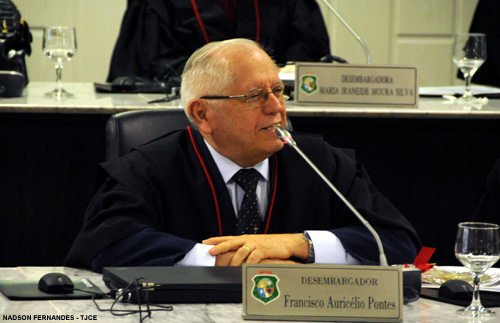 Des. Francisco Auricélio Pontes recebe homenagem durante sessão das Câmaras Cíveis Reunidas