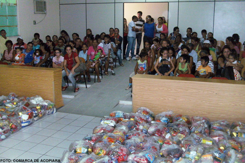 2ª Vara de Acopiara distribui cestas básicas  e brinquedos para famílias carentes
