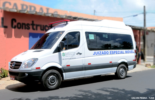 Juizado Móvel de Fortaleza atende mais de 96 mil ocorrências em 17 anos de atuação