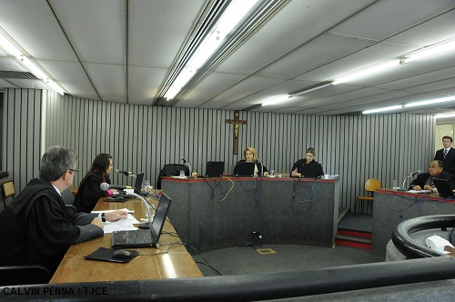 Empresa de eletrodomésticos deve indenizar cliente que comprou geladeira com defeito