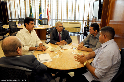 Presidente do TJCE recebe visita de vereadores do Município de Quixelô