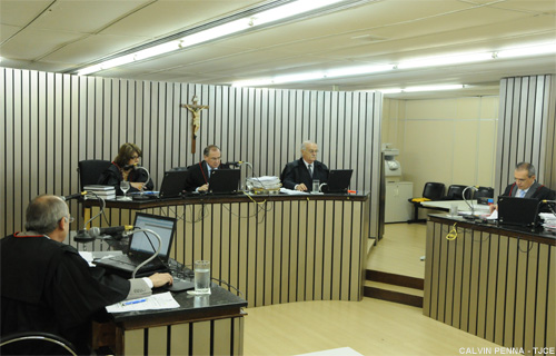 Golden Cross deve pagar indenização e custear tratamento para paciente com câncer nos ossos