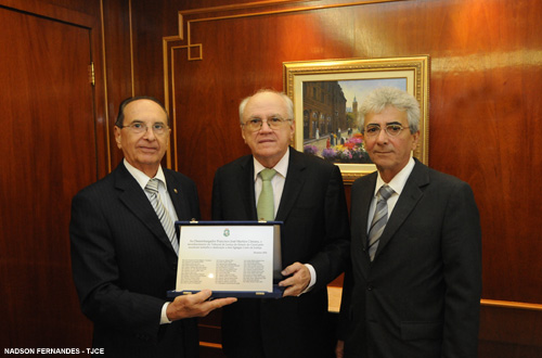 Presidente do TJCE presta homenagem ao desembargador Francisco José Martins Câmara