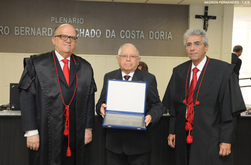 Desembargador Francisco Auricélio Pontes recebe homenagem do Pleno do TJCE