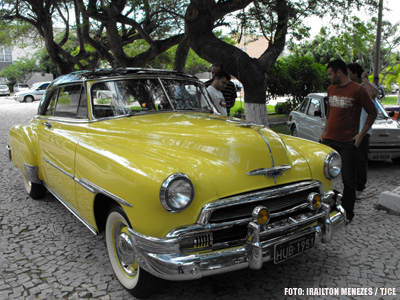 Carros antigos e música na homenagem do TJCE aos pais