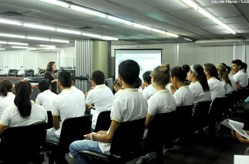 Estudantes de escolas públicas de Messejana participam do projeto “Justiça e Cidadania” do TJCE