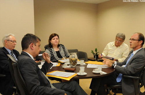 Desembargador Mário Parente apresenta ao MP e à Defensoria Pública plano de ação para a Copa