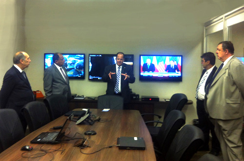 Desembargador Teodoro Silva Santos  conhece sistema de segurança do TJRJ