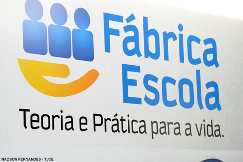 Fábrica Escola comemora um ano de atividades com exposição de artesanato produzido por egressos