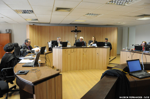 Passageiros que tiveram voo cancelado  pela TAM serão indenizados em R$ 7 mil