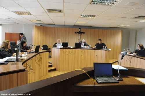 Empresa de telefonia é condenada a pagar indenização por cobrança indevida