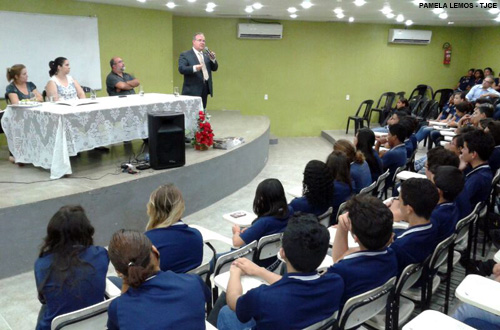 TJCE e Instituto Venelouis Xavier iniciam ciclo de palestras sobre prevenção de drogas