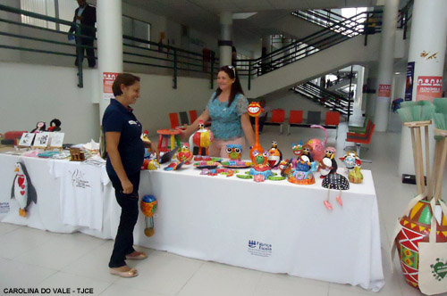 Fábrica Escola expõe artesanato de egressos do sistema carcerário no Fórum Clóvis Beviláqua