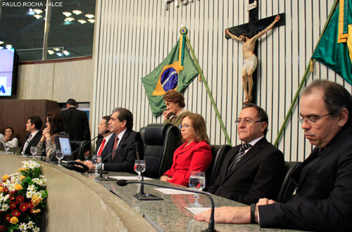 Desembargadora Iraneide Moura representa TJCE no lançamento do livro 180 anos da Assembleia