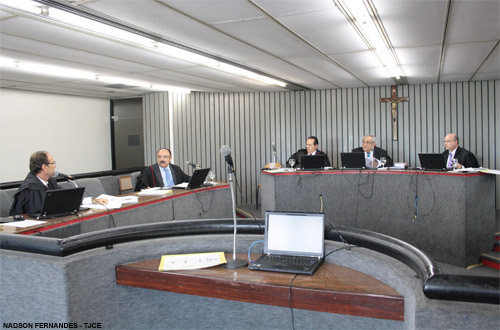 Justiça nega liberdade para acusada  de homicídio triplamente qualificado