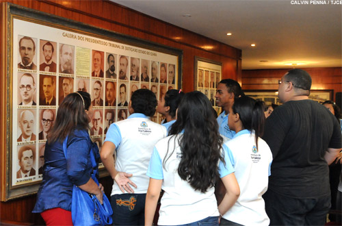 Tribunal de Justiça recebe visita de 71 estudantes de escolas de Fortaleza