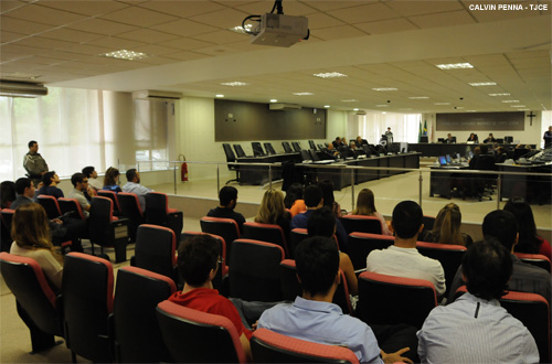 Estudantes da Faculdade 7 de Setembro assistem à sessão do Órgão Especial