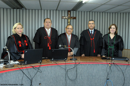 Integrantes da 7ª e 8ª Câmaras Cíveis prestam homenagem ao desembargador José Tarcílio