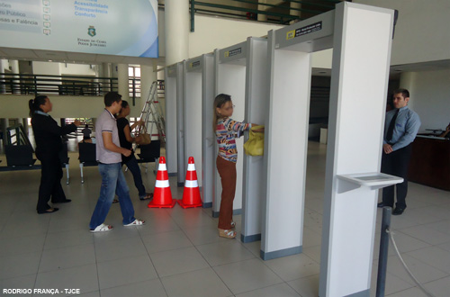 Assistência Militar instala pórticos de segurança  em  94% das unidades do Judiciário cearense