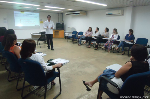 Psicólogos e assistentes sociais do Núcleo de Apoio à Jurisdição participam de capacitação no Fórum