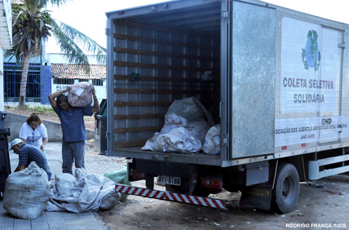 Fórum Clóvis Beviláqua entrega mais de 8 toneladas de material reciclável à associação de catadores