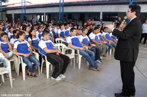 Juiz profere palestra para alunos de escola estadual no bairro Padre Andrade